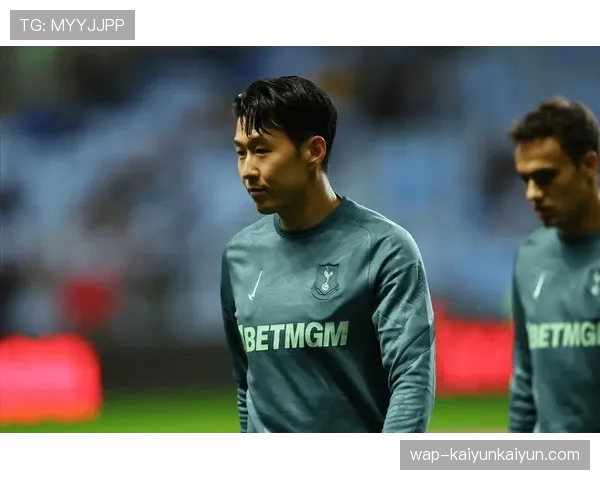 特写：手术后首次回归训练场，孙兴慜在热刺基地单独进行有球练习